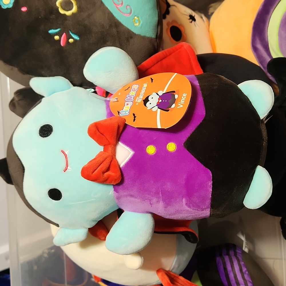 Squishmallow Vince the Vampire 10" Hug Mees